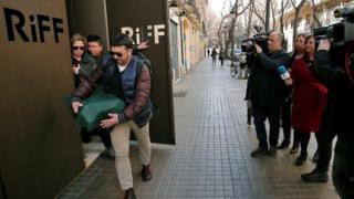 Parte externa del restaurante RiFF con miembros de los medios de comunicación