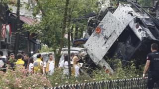 Curiosos olham para local de ataque extremista