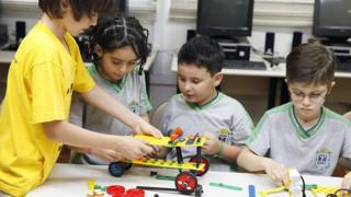 Alunos na aula de robótica da escola Aloys João Mann, em Cascavel