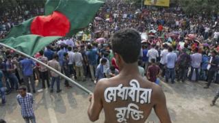 কোটা সংস্কারের দাবিতে একপর্যায়ে উত্তাল হয়ে উঠেছিল ঢাকা বিশ্ববিদ্যালয় ক্যাম্পাস