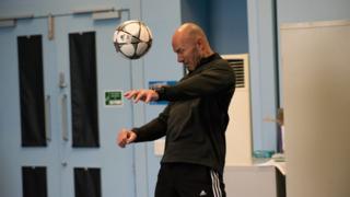 Alan Shearer ayaa maray tijaabo uu kubbad teesteeyay kadib maskaxdiisa la baaray