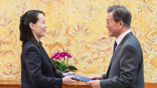 金与正交给文在寅的蓝色文件夹里是她兄长金正恩亲笔手写的邀请信函