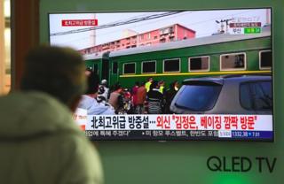 Homem assiste em Seul reportagem na TV sobre trem que teria levado Kim Jong-un a Pequim