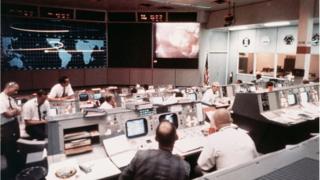 Sala de control de operaciones, en el segundo día de la misión Apolo.