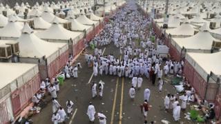 A kowace shekara daruruwan alhazai ne ke bata, inda suke shan bakar wahala tsakanin shemomi yayin neman tantinansu