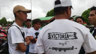 ဗစ်တိုးရီးယားအမှု တတိယအကြိမ်ရုံးချိန်းကို စုဝေးရောက်လာကြသူများ