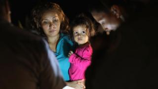 Una madre y su hija provenientes de Honduras, en la frontera de Estados Unidos.