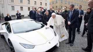 Papa Francesco'ya, Lamborghini otomobil hediye edildi.