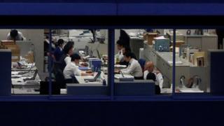 Trabalhadores em escritório no Japão