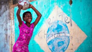 Niña jugando al fútbol.