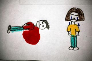 Uno de los dibujos de los niños del Centro Educativo Dr. Bloem en Sacoj Mixco y la escuela oficial del asentamiento La Paz en Villa Nueva de Guatemala sobre violencia.