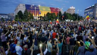 Тысячи румын приняли участие в антиправительственном митинге в столице страны Бухаресте 11 августа 2018 года