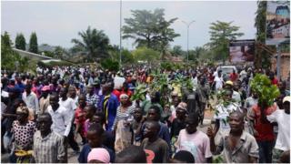 Raia nchini Burundi wakiandamana barabarani, Bujumbura
