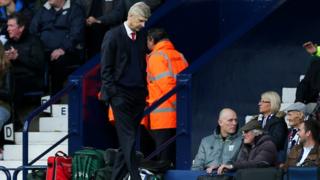 Ông Arsene Wenger buồn bã trong trận gặp West Brom