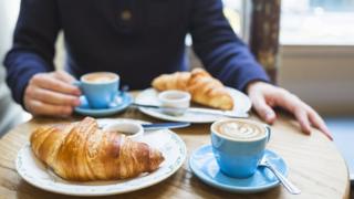 Paris'te bir kafede kahvaltı