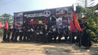 အိုးဝေသံချပ် ဖျော်ဖြေနေစဉ်