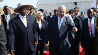 Benjamin Netanyahu and Ugandan President Yoweri Museveni at Entebbe airport (04/07/16)