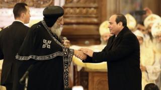 Pope Tawadros II oo salaamaya madaxwayne cabdi Fattax al-Sisi