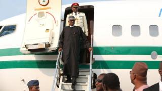 Rais wa Nigeria Muhammadu Buhari akishuka ndege baada ya kurejea nchini mwake mwezi huu wa Agosti baada ya kuwa London, Uingereza kwa likizo ya siku 100 ya matibabu