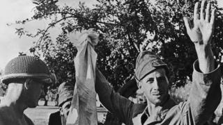 Итальянские солдаты сдаются в плен соэзникам на Сицилии 9 июля 1943 года