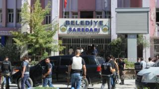 Hakkari'de belediye başkanlığı binasının öndünde polisler.