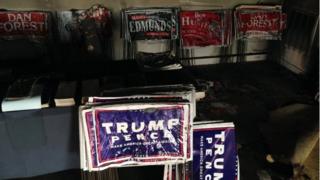 Señales de campaña en el interior de la sede republicana en el condado Orange en Hillsborough, Carolina del Norte, el 16 October de 2016.