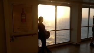 Mujer mirando el amanecer