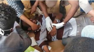 أحد جرحى الاحتجاجات السودانية يتلقى الإسعاف بعد إصابته