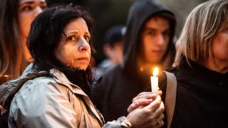 Personas durante la vigilia en Pittsburgh.