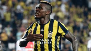 L'ancien attaquant nigérian Emmanuel Emenike a rejoint les champions grecs Olympiakos, en provenance du club turc de Fenerbahce.