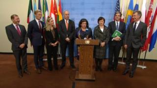 Представники вісьмох країн ЄС перед подіумом