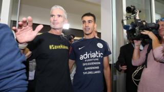 Hakeem al-Araibi (r) với nhà hoạt động bóng đá Craig Foster