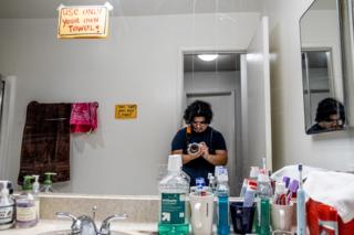 Miguel Selbstporträt im Badezimmerspiegel