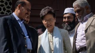 香港特首林郑月娥到九龙清真寺,就警方水炮车的行动向当地穆斯林团体致歉。