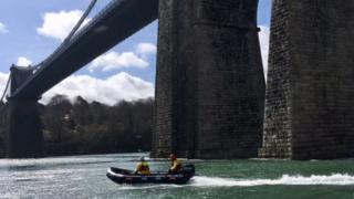 Y cychod yn cael eu profi ar Afon Menai