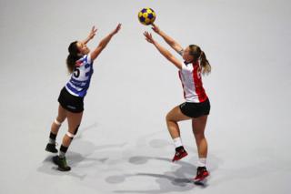 Dos mujeres juegan al korfbal.