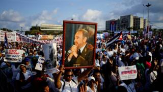 Havana'da, hayatını kaybeden eski Küba Başbakanı Fidel Castro'nun fotoğrafları ellerde taşındı.