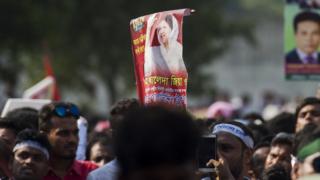 বিএনপির এক সমাবেশ খালেদা জিয়ার পোস্টার নিয়ে এসেছেন দলের কর্মী ও সমর্থকরা।