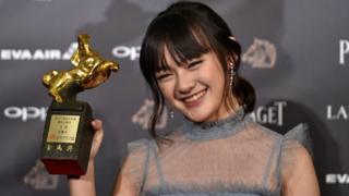 Тайваньская актриса Вики Чен позирует после того, как получила награду за лучшую женскую роль второго плана за фильм «Смелый, порочный и красивый», на 54-й церемонии награждения тайваньских кинематографических премий «Золотой конь», получившей название «Оскар», в Тайбэе 25 ноября 2017 года | || The Bold, The Corrupt и Beautiful ушли с тремя наградами