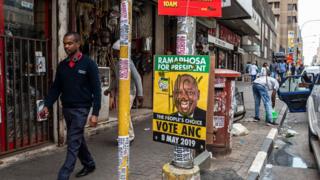 Umugabo aciye hambavu y'igicapo c'ukwimenyekanisha ca ANC i Johannesburg