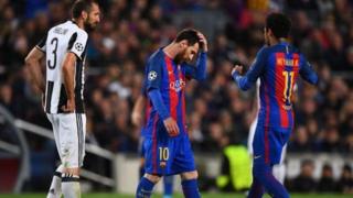 Baadhi ya wachezaji wa Barcelona wakiwa katika mshangao wa matokeo
