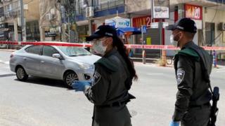 Israeli police guard a road at an entrance to Bnei Brak (03/04/20)