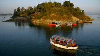রাঙ্গামাটির কাপ্তাই লেকে পর্যটকবাহী একটি নৌকা দুর্ঘটনায় পাঁচজন মারা গেছেন