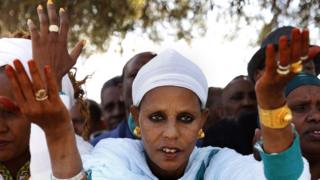 Women from the Ethiopian Jewish community pray.