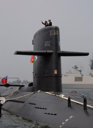 蔡英文在左营登上台湾海军"海虎"号潜艇