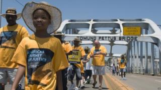 Marchers set out across the Edmund Pettus bridge 01/08/2015