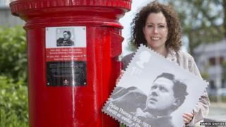 Dylan Thomas postbox plaque