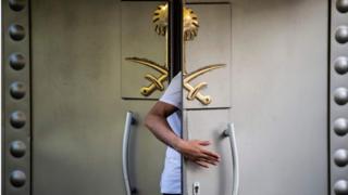 Саудовский чиновник входит в дверь консульства Саудовской Аравии в Стамбуле 7 октября 2018 года