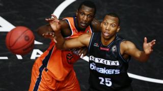 Akil Mitchell pelea por una pelota
