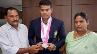 తల్లిదండ్రులు నీలిమ, మధులతో రాహుల్